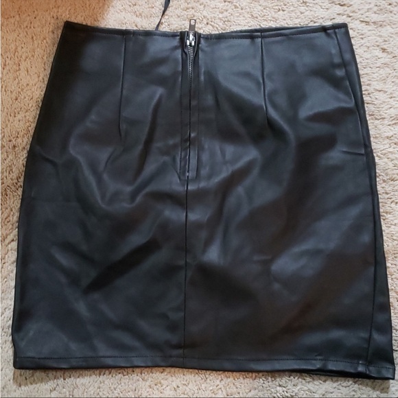 Versatile Leather Skirt - Picture 2 of 4